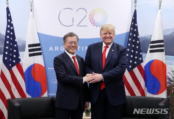【부에노스아이레스(아르헨티나)=뉴시스】전신 기자 = 문재인 대통령이 30일(현지시간) 부에노스아이레스 코스타 살게로 센터 G20 양자정상회담 접견실에서 도널드 트럼프 미국 대통령과 정상회담에 앞서 악수하고 있다. 2018.12.01.   photo1006@newsis.com  <저작권자ⓒ 공감언론 뉴시스통신사. 무단전재-재배포 금지.>