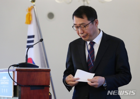 【프라하(체코)=뉴시스】전신 기자 = 윤영찬 국민소통수석이 28일 프라하 프레스센터에서 문재인 대통령이 주요20개국(G20) 정상회의 기간 도널드 트럼프 미국 대통령과 한미 정상회담을 갖는다고 밝힌 후 퇴장하고 있다. 2018.11.28.   photo1006@newsis.com  <저작권자ⓒ 공감언론 뉴시스통신사. 무단전재-재배포 금지.>