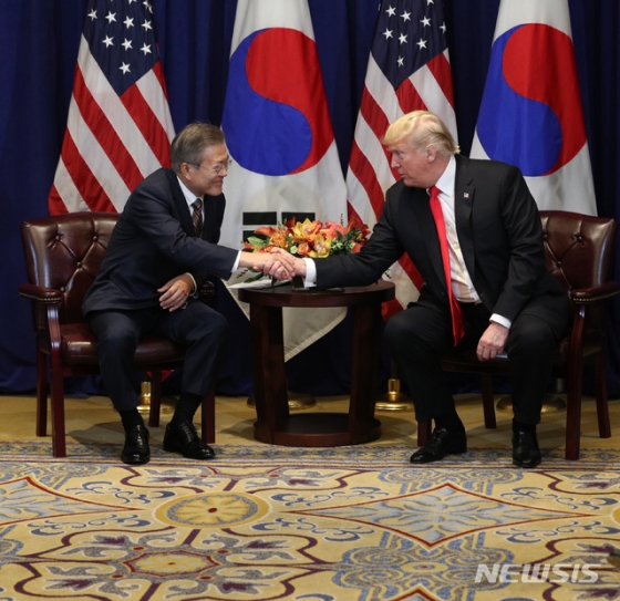【뉴욕(미국)=뉴시스】박진희 기자 = 문재인 대통령과 도널드 트럼프 미국 대통령이 24일 오후(현지시각) 미국 롯데뉴욕팰리스호텔 허버드룸에서 한미정상회담에 앞서 악수하고 있다.  2018.09.25.   pak7130@newsis.com   <저작권자ⓒ 공감언론 뉴시스통신사. 무단전재-재배포 금지.>