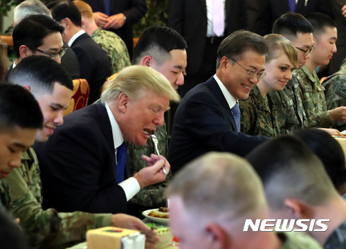 【서울=뉴시스】전신 기자 = 7일 오후 경기도 평택시 캠프 험프리스에서 문재인 대통령과 미국 트럼프 대통령이 한미 장병들과 함께 오찬을 하고 있다. 2017.11.07.  photo1006@newsis.com      <저작권자ⓒ 공감언론 뉴시스통신사. 무단전재-재배포 금지.>