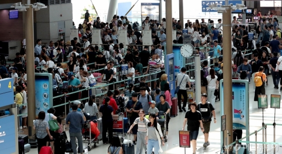 지난 여름 휴가철 인천국제공항 제1여객터미널이 해외로 출국하려는 여행객들로 붐비고 있다. /사진=김창현 기자<br>
<br>