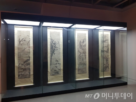 이번 전시를 위해 해외에 처음으로 반출된 팔대산인의 '학 사슴 오리 기러기' 4폭병 전시 모습./사진=배영윤 기자