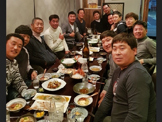 김성근 고문(왼쪽 세 번째)을 비롯해 그의 SK 출신 제자들이 지난 1일 식사 자리에서 함께 만나 회포를 풀었다. /사진=정경배 현 두산 코치 제공<br>
<br>