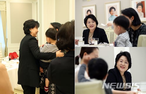 【서울=뉴시스】청와대가 문재인 대통령의 취임 1주년을 맞아 5월10일 사진으로 보는 김정숙 여사의 1년을 공개 했다. '한 번 가고 마는 전시성 일정은 하지 않겠다'는 김정숙 여사는 한부모 가족, 청소년 한부모에 각별한 관심을 갖고 지속적인 만남을 이어 왔다. 사진은 지난해 12월 김정숙 여사가 한부모 여성의 어머니와 아이까지 가족 3대를 초청해 오찬하고 격려하고 있다. 2018.05.10. (사진=청와대 제공) photo@newsis.com