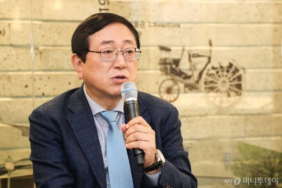 송승철 한불모터스 사장이 지난 5일 제주도 서귀포시 '푸조 시트로엥 자동차 박물관'에서 열린 기자간담회에서 질문에 답하고 있다./사진=한불모터스