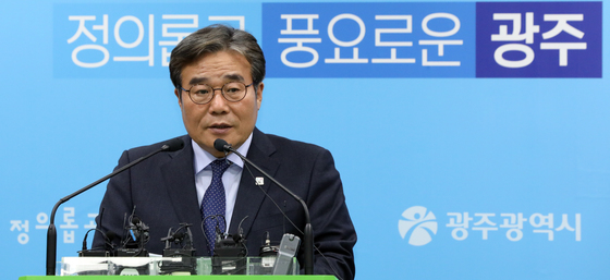 이병훈 광주시 문화경제부시장이 5일 오후 '광주형일자리'에 대한 노사민정협의회를 마친 후 시청 브리핑실에서 합의 내용을 이야기하고 있다. 광주시와 한국노총 등은 누적 생산목표대수 35만대를 달성할 때까지 단체협약을 제한'하는 내용의 '노사상생발전 협정서'를 수정하기로 했다./사진=뉴스1