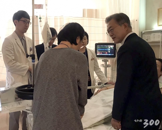문재인 대통령은 7일 기획재정부 김 모 서기관이 입원한 병원을 찾아 그의 부인, 의료진과 함께 대화했다./사진=청와대 제공