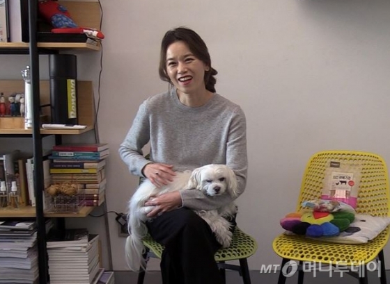 PR컨설팅업체 '커뮤니크'에 출근 중인 견직원 설 대리와 견주 손승희 실장. /사진=김소영 인턴기자