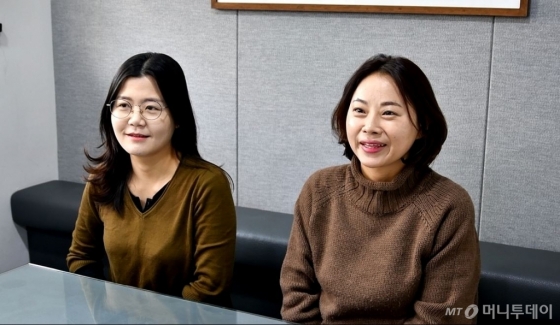설대리와 함께 근무 중인 김미선 부장(오른쪽)과 박수혜 과장. /사진=김소영 인턴기자