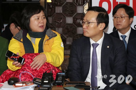 더불어민주당과 자유한국당이 선거제 개편 수용 없이 내년도 예산안을 합의한 것을 규탄하며 단식농성에 돌입한 이정미 정의당 대표가 7일 서울 여의도 국회 로텐더홀에 마련된 단식농성장을 찾은 홍영표 더불어민주당 원내대표와 대화를 하고 있다. 2018.12.7/뉴스1