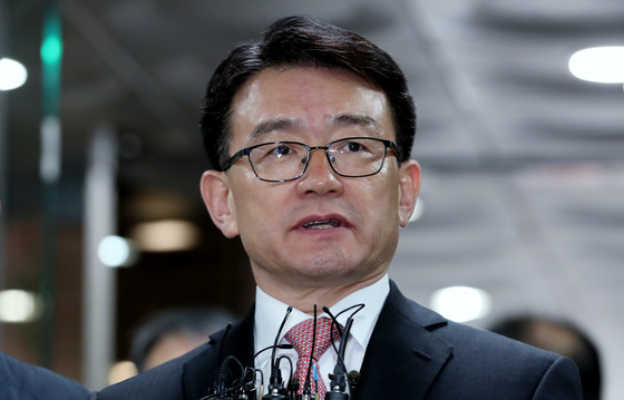 세월호 참사 당시 유가족에 대한 불법 사찰을 지시한 혐의를 받는 이재수 전 국군기무사령부 사령관이 3일 오전 서초동 서울중앙지방법원으로 구속 전 피의자심문(영장실질심사)을 받기 위해 도착해 취재진의 질문에 답하고 있다. /사진=뉴스1