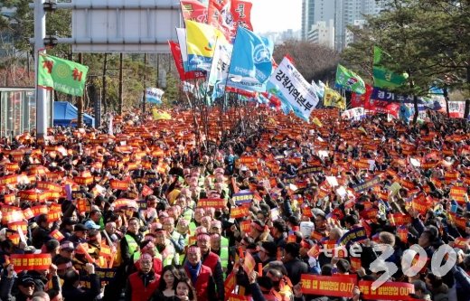 전국택시노조와 전국개인택시운송사업조합 등 4개 택시단체들이 22일 오후 서울 여의도 국회 앞에서 열린 카카오의 카풀 서비스 도입에 반대하는 2차 집회에서 구호를 외치고 있다.