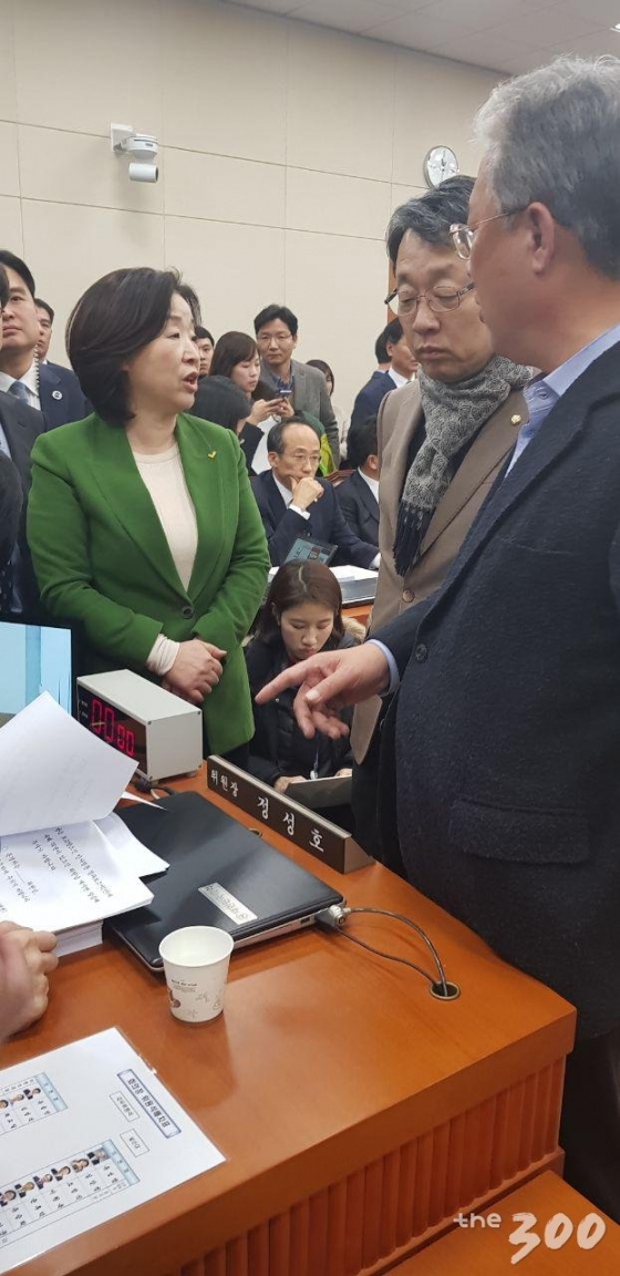 7일 열린 국회 기획재정위원회 전체회의에서 예산부수법안 처리를 반대하는 야3당 의원들 모습. /사진=조준영 기자