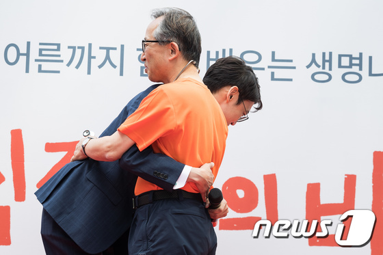 장기기증에 대한 인식이 점차 높아지고 있다. 사진은 지난 9월 제5회 서울시 장기기증의 날 기념식에서 장기기증인 가족 대표인 도너스 패밀리 강호 씨(오른쪽)가 심장이식인 이종진 씨의 심장소리 들은 뒤 포옹을 나누는 모습. /사진제공= 뉴스1