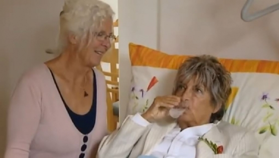 2010년 7월29일, 미셀 코스가 그의 74세 생일에 의사조력죽음을 맞이하는 장면. /사진=유튜브