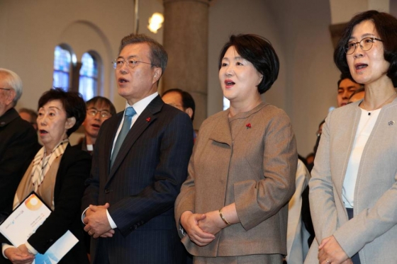 문재인 대통령과 부인 김정숙 여사가 세계인권선언 70주년 기념일인 10일 오전 서울 중구 대한성공회 서울대성당에서 열린 2018 인권의 날 기념공연중 손을 잡고 '아침이슬'을 합창하고 있다. 사진 왼쪽은 최영얘 국가인권위원장, 오른쪽은 권인숙 한국여성정책연구원장./사진=뉴시스