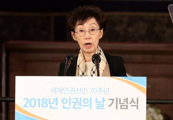 최영애 국가인권위원장 세계인권선언 70주년 기념일인 10일 오전 서울 중구 대한성공회 서울대성당에서 열린 2018 인권의 날 기념식에 참석하여 기념사를 하고 있다./사진=뉴시스