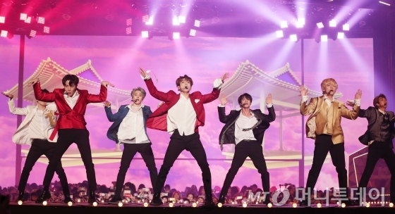 그룹 방탄소년단이 11월 28일 오후 인천 남동체육관에서 진행된 2018 AAA(Asia Artist Awards) 시상식에서 멋진 무대를 선보이고 있다.