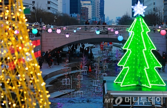 청계천에 장식된 크리스마스 트리/사진=이동훈 기자