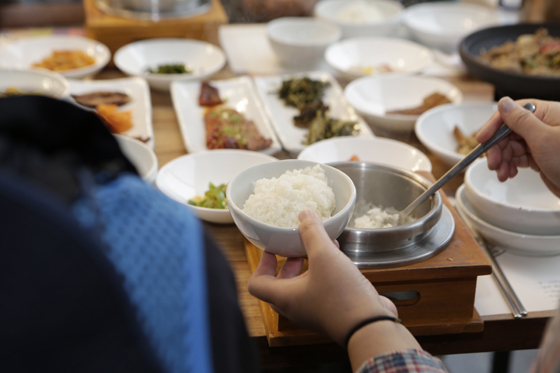 지난해 10월 한국관광공사가 주최한 DMZ 종주 행사 참가자들이 DMZ 10경 10미 중 하나인 철원 오대쌀밥을 맛보고 있다./사진제공=한국관광공사