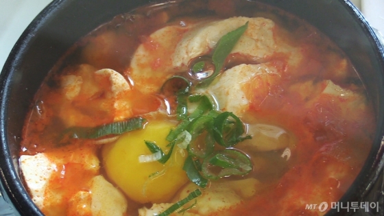 유명 맛집 부럽지 않은 맛의 뚝배기순두부(2500원). /사진=이상봉 기자