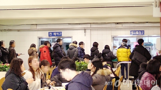 점심시간이 되자마자 길게 늘어선 사람들. /사진=이상봉 기자