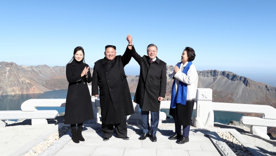 문재인 대통령과 부인 김정숙 여사, 김정은 북한 국무위원장과 부인 리설주 여사가 20일 오전 백두산 천지 앞에 서서 기념촬영을 하고 있다./사진=평양사진공동취재단