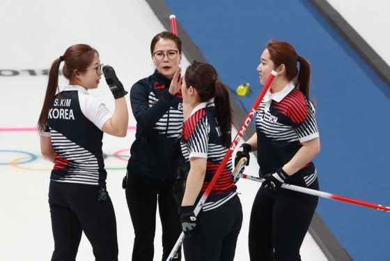 대한민국 여자 컬링 대표팀이 23일 강원도 강릉컬링센터에서 열린 2018평창 동계올림픽 컬링 여자 준결승전 일본과의 경기에서 점수를 획득한 후 기뻐하고 있다./사진=뉴스1