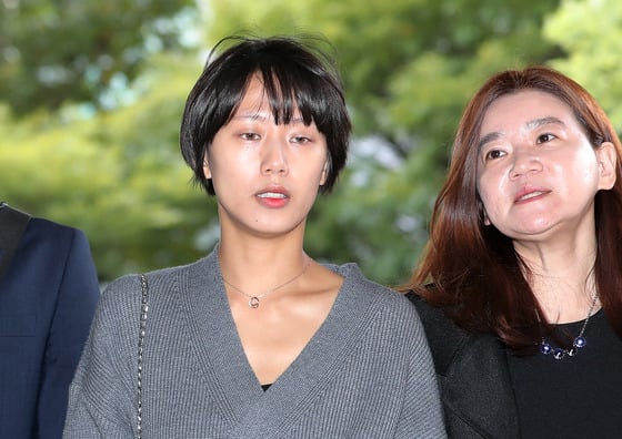 비공개 촬영회에서 노출사진을 강요당하고 성추행 당했다고 폭로한 유튜버 양예원씨가 지난 10월10일 서울 마포구 서부지법에서 열린 공판에서 공개증언을 하기 위해 출석하고 있다. /사진=뉴스1