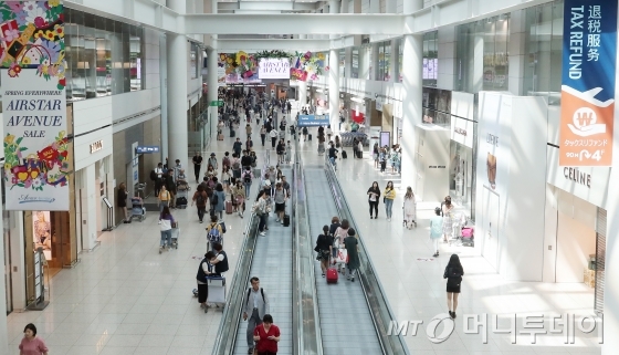 인천국제공항 출국장 면세점 모습. 올해부터 입국장에도 면세점이 생길 예정으로 출국 시 면세점을 이용하지 못했다고 아쉬워할 필요가 없어졌다. /사진=김창현 기자 chmt@