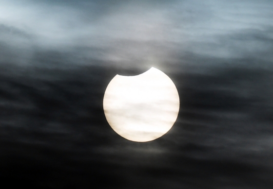 6일 오전 경남 남해군 남해읍 인근에서 바라본 하늘에 달이 해를 가리는 부분 일식현상이 옅은 구름 속에서 진행되고 있다./사진=뉴시스
