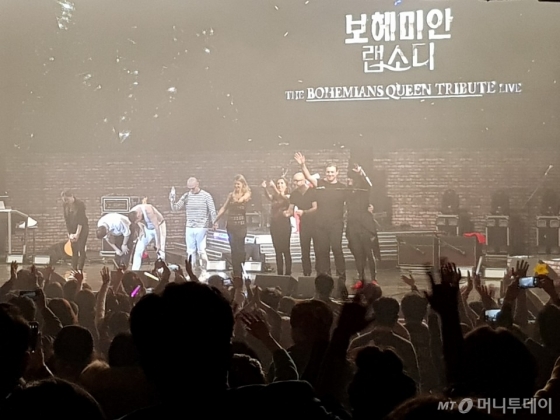지난 4일 열린 퀸의 판박이 밴드 '더 보헤미안스' 내한공연. /사진제공=샹그릴라엔터테인먼트