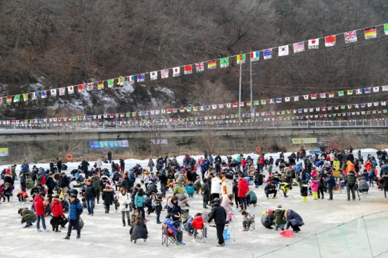 지난해 진행된 2018 안동 암산얼음축제 현장 사진/사진제공=안동 암산얼음축제 홈페이지