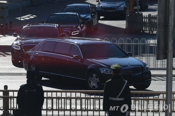 (베이징 AFP=뉴스1) 우동명 기자 = 8일 (현지시간) 김정은 북한 국무위원장 일행 탑승 차량이 베이징 역을 출발하고 있다. 김 위원장의 올해 첫 중국 방문인 이번 방중은 이른 시일 안에 2차 북미 정상회담이 열릴 것이라는 도널드 트럼프 미 대통령의 발언이 잇따르는 가운데 이뤄져 눈길을 끈다.  © AFP=뉴스1  <저작권자 © 뉴스1코리아, 무단전재 및 재배포 금지>