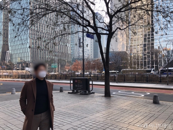 마스크를 쓰고 차디찬 도시숲을 거닐고 있는 기자. 폼잡고 있지만 사실 미세먼지를 몸소 수집하는 중이다./사진=김건휘 인턴기자