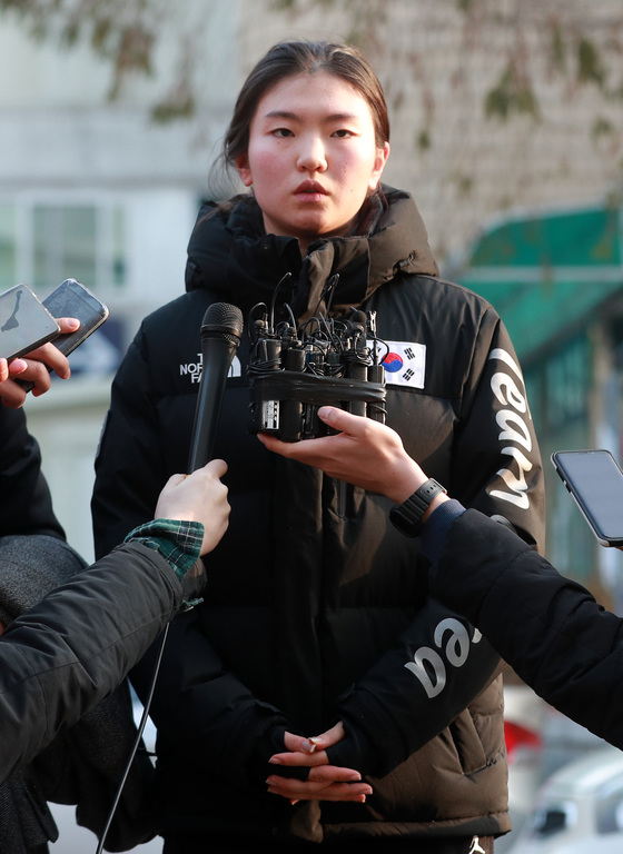 심석희 쇼트트랙 국가대표 선수가 지난달 17일 경기 수원시 영통구 수원지방법원에서 열린 조재범 전 국가대표팀 코치의 항소심 2차 공판에 출석해 폭행 피해 사실을 진술한 후 법정을 나서며 취재진 질문에 답하고 있다. /사진=뉴스1