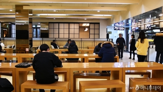 방학 중임에도 학생식당을 애용하는 학생들이 많았다. /사진=이상봉 기자