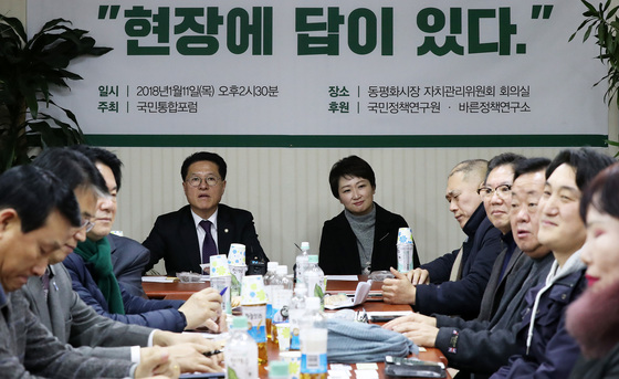 11일 서울 중구 동평화시장 자치관리위원회에서 열린 국민통합포럼 민생경제 현장간담회에서 국민의당 이언주 의원과 바른정당 정운천 의원이 상인들과 대화를 나누고 있다. 국민의당과 바른정당은 이르면 다음주 '공동 통합 선언'을 할 것으로 보인다. /사진=뉴스1