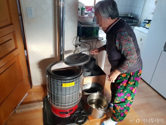 백사마을 주민 강길자(75)씨는 집안 한가운데 연탄 난로를 뒀다. 하루 6장~9장 연탄을 땐다./사진=이해진 기자