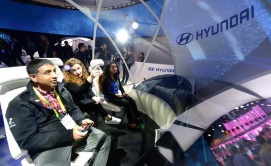 현대차의 'CES 2019' 전시관에서 사람들이 미래 자동차 내부의 '콕핏'을 체험하고 있다./사진=현대차
