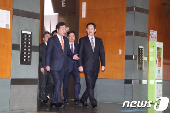 이낙연 국무총리가 10일 오후 경기 수원시 삼성전자 수원사업장을 방문해 이재용 삼성전자 부회장의 안내를 받으며 이동하고 있다. 2019.1.10/뉴스1