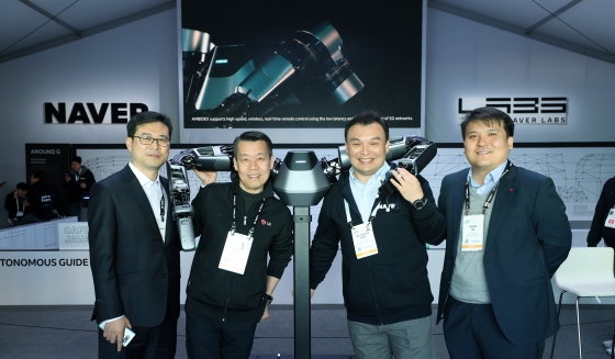 9일(현지시간) 미국 라스베이거스에서 열린 'CES 2019'의 네이버 부스에 방문한 LG전자 관계자들이 네이버랩스 석상옥 헤드와 함께 기념촬영을 하고 있다. 왼쪽부터 이동훈 LG전자 C-로봇개발팀장, 노진서 LG전자 로봇사업센터장, 석상옥 네이버랩스 헤드, 이재모 LG전자 로봇사업개발팀장. /사진제공=네이버.