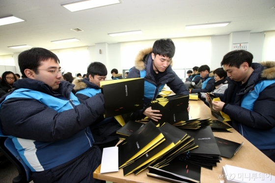 대우건설은 신입사원 78명이 일산 홀트일산복지타운에서 봉사활동을 실시했다고 10일 밝혔다. /사진제공=대우건설