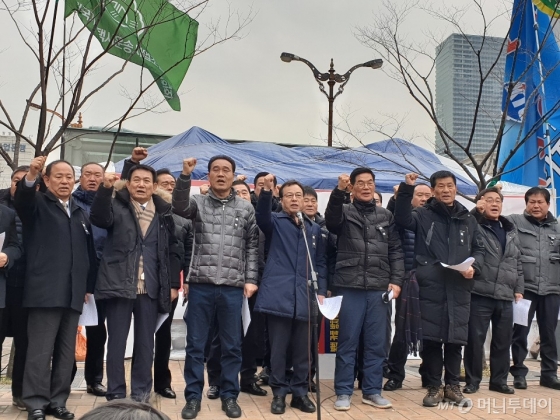 전국택시노동조합연맹, 전국개인택시운송사업조합연합회, 전국택시운송사업조합연합회, 전국민주택시노동조합연맹 등 4개 단체가 모인 택시비상대책위원회는 10일 오후 2시 서울 여의도 국회의사당역 3번출구 앞에서 기자회견을 열였다./사진=서민선 인턴기자