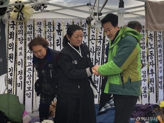 정동영(오른쪽) 민주평화당 대표가 지난해 12월 14일 오후 서울 마포구 아현2구역 철거민 고 박준경씨의 합동분향소에서 유가족을 위로하고 있다. /사진제공=뉴시스