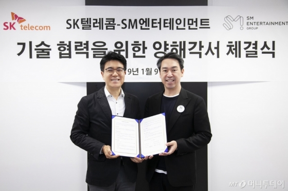 9일(현지시각) 미국 라스베이거스 컨벤션센터에서 열린 체결식에 참석한 SK텔레콤 박진효 ICT기술센터장(왼쪽)과 SM엔터테인먼트그룹 김영민 총괄사장/사진제공=SK텔레콤