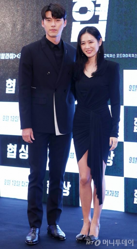 배우 현빈, 손예진이 지난해 9월3일 오후 서울 강남구 코엑스 라이브플라자에서 진행된 영화 '협상(감독 이종석)' 쇼케이스에 참석해 포즈를 취하고 있다./사진=김휘선 기자