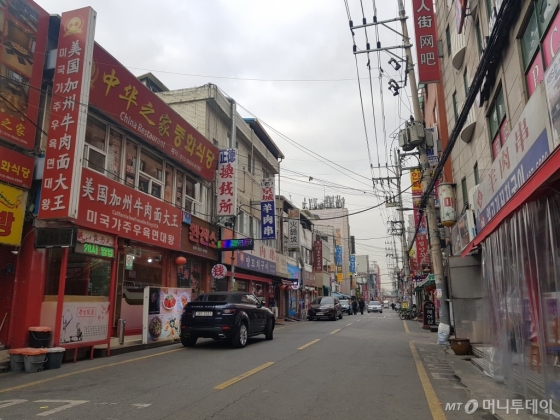 자양동 건대입구 근처에 조성된 중국 거리(건대 양꼬치 거리). 건국대와 주변 세종대, 한양대에 중국 국적 유학생이 많고 근처 성동구 성수동 공단 주변에서 일하는 중국인이 몰리며 형성됐다./사진=이지윤 기자