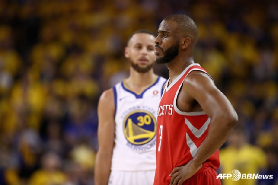 미국프로농구(NBA) 골든스테이트 워리어스의 스테픈 커리와 휴스턴 로켓츠의 크리스 폴(오른쪽). / 사진=AFPBBNews=뉴스1