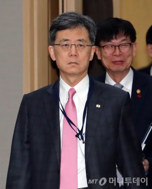 김현종 통상교섭본부장이 18일 정부세종청사 국무회의장에서 열린 서울-세종 영상국무회의에 참석하고 있다. 2018.12.18/사진=뉴스1